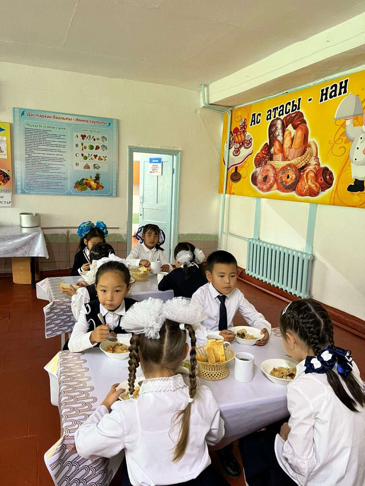 Бүгін мектеп асханасында оқушыларға санитарлық- гигиеналық талаптарға сай,құнарлы әрі дәмді тағам ұсынылып,балалар мәз болып, тәбеттерімен тамақтанып отыр.